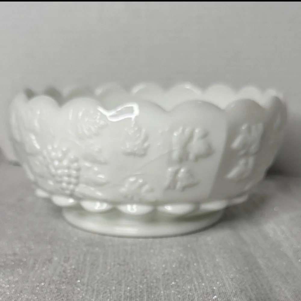 Westmoreland Milk Glass Bowl Paneled Grape Vine 1040 - 1984 Vintage 8.25” X 4”